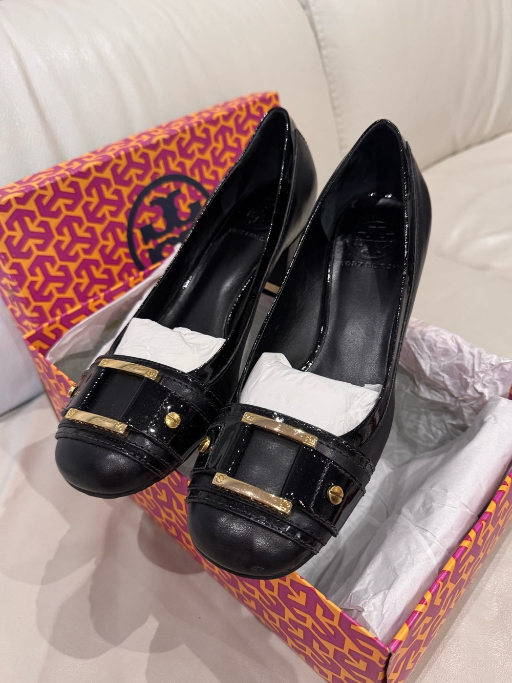 Tory Burch - Efren Veg Leather/Patent Mid-Heel Pumps in Black